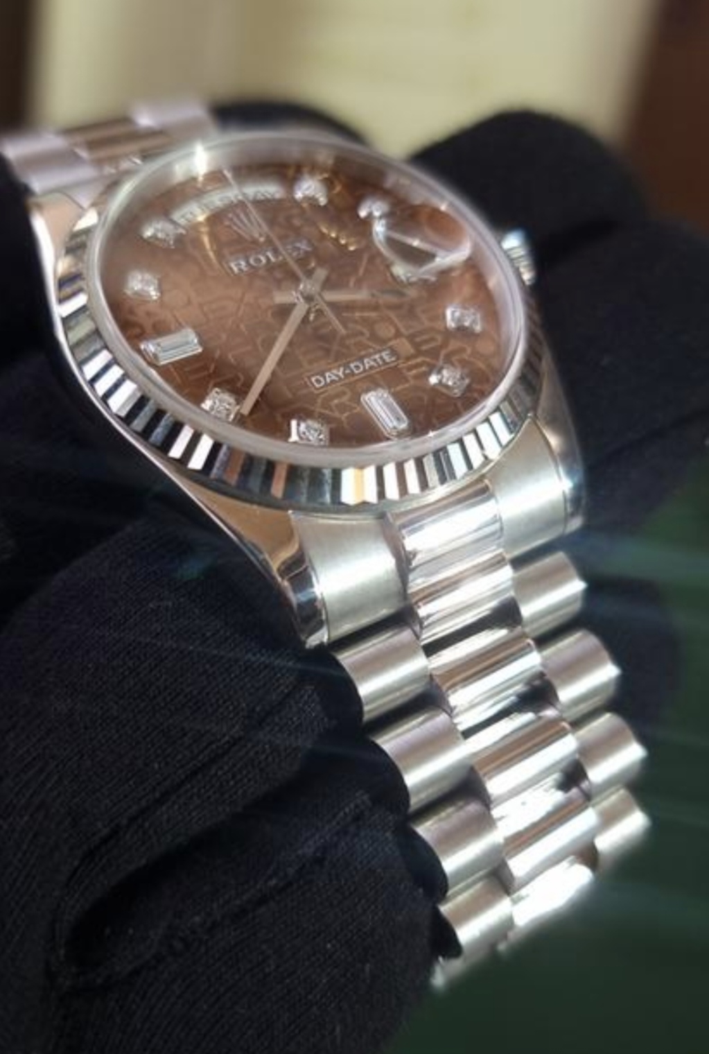 Rolex Day-Date 36 President 18k White Gold Havana Diamond dial. view 3