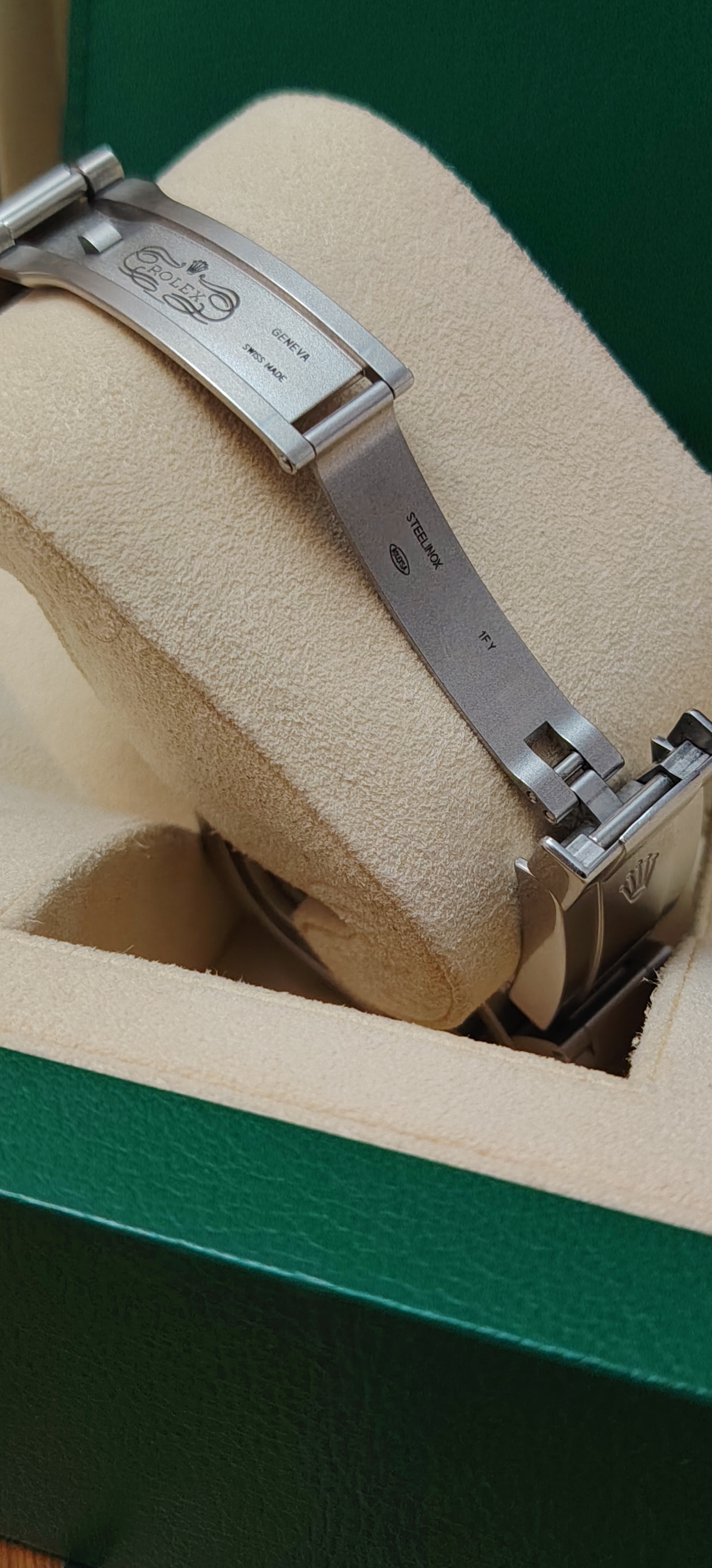 Rolex Oyster Perpetual 36 in excellent condition. view 8