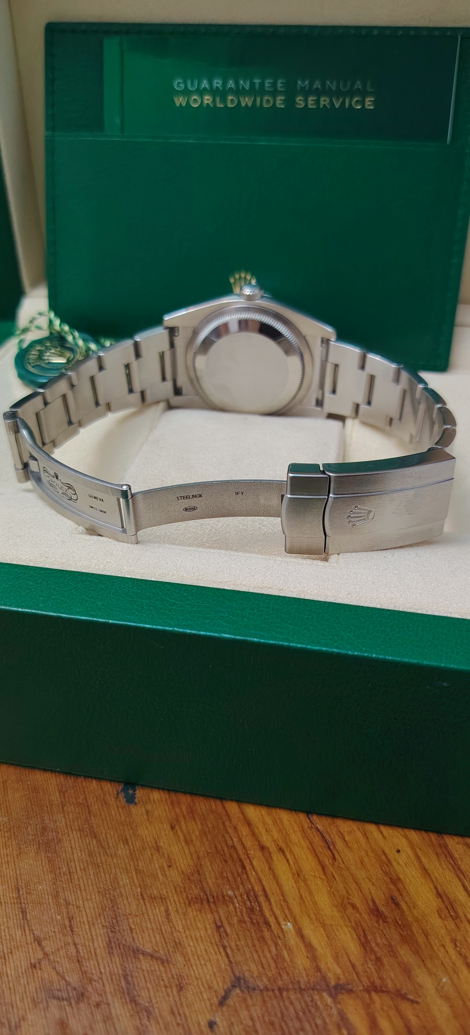 Rolex Oyster Perpetual 36 in excellent condition. view 9